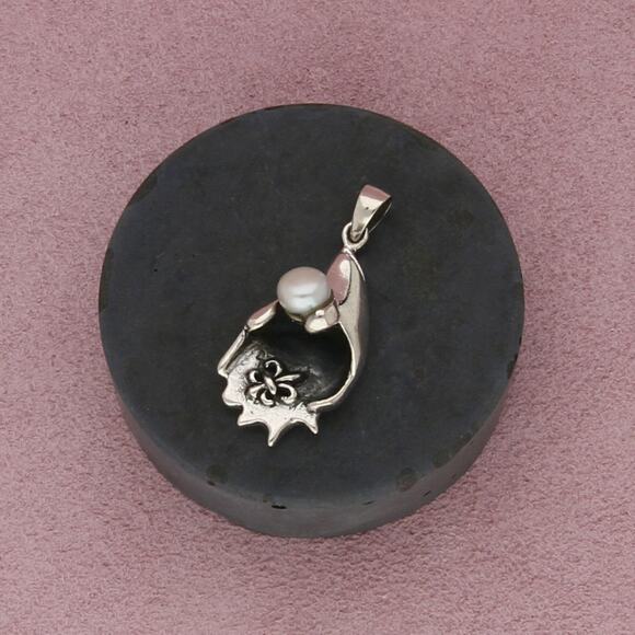 Sterling Jewelry - sterling silver vintage pearl fleur-de-lis pendant